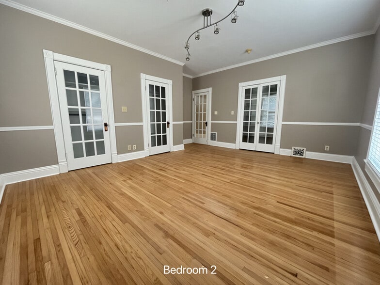 Building Photo - 1112 E Walnut St