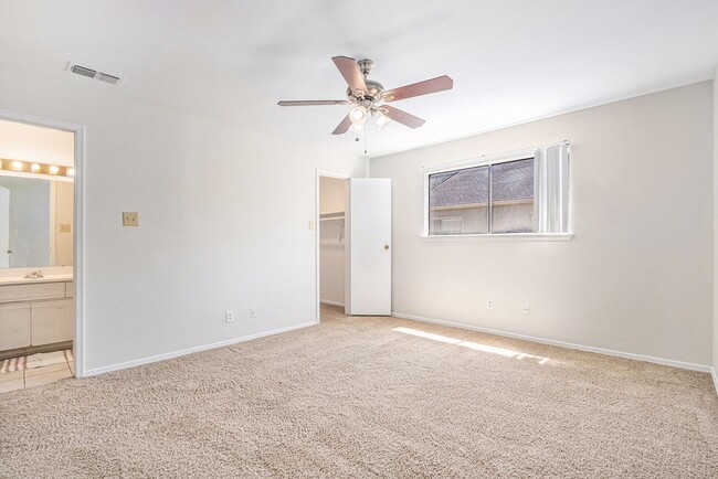 Building Photo - Excellent location under $1500!
