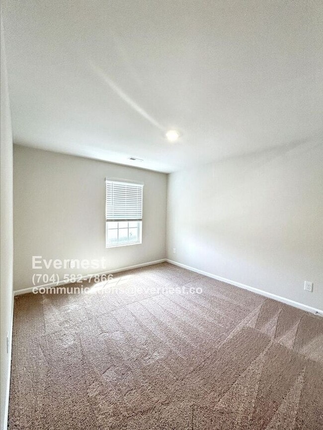 Building Photo - 3 Bed, 2.5 Bath Townhome with Attached Garage and Modern Amenities / voucher accepted / Pet-frien...