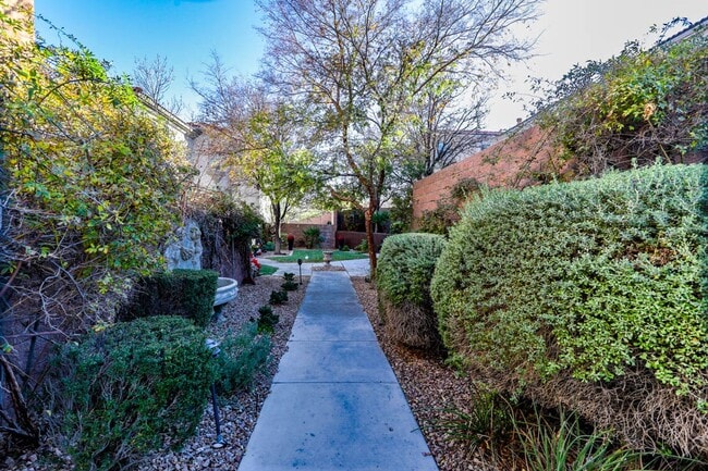 Building Photo - Beautiful 3 Bed South Summerlin Home With 1st Floor Bed and Bath