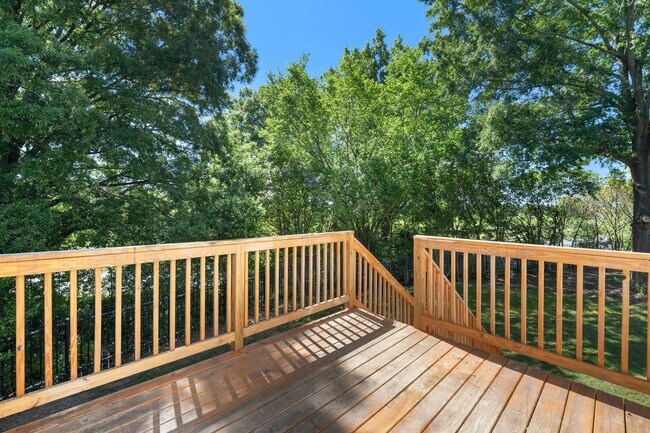 Building Photo - Charming End Unit Townhome near Downtown D...