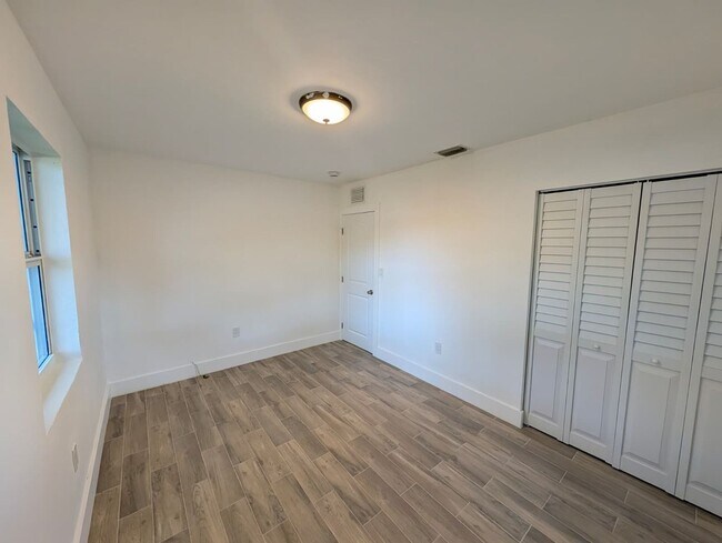 Building Photo - Bright & Updated Rental Near Downtown Fort Lauderdale