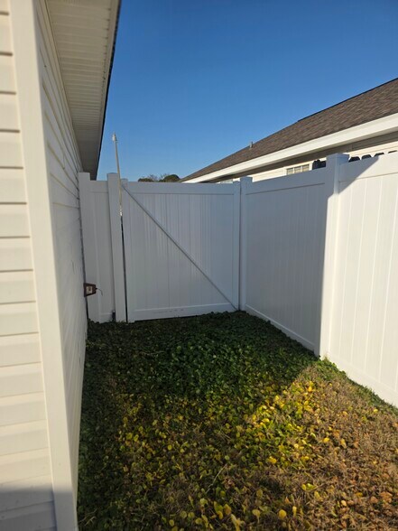 Backyard Single Gate - 5577 Centerbrook Pl