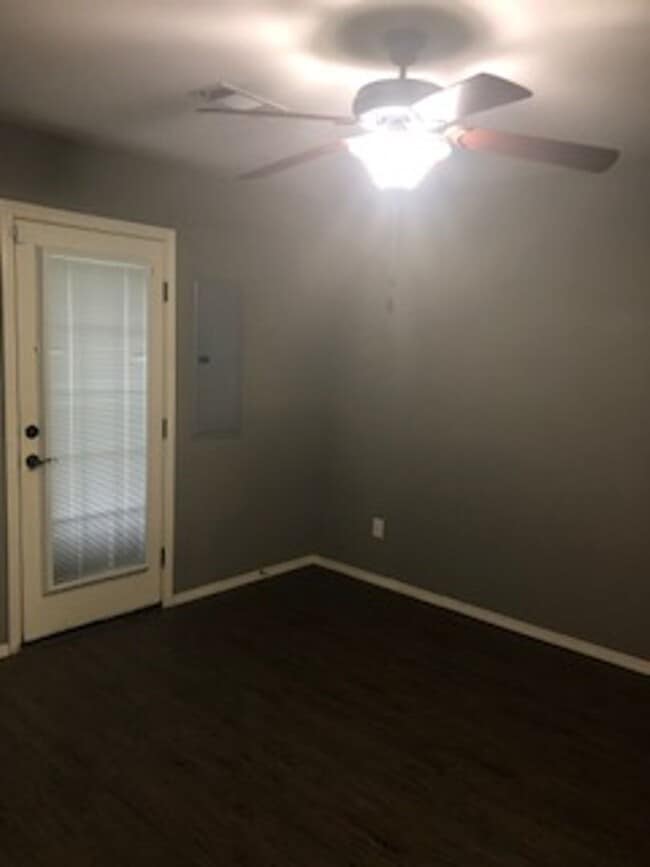 Building Photo - Very nice 2 bed 1 bath home, Dining room, Porch and Back Patio and Storage Bldg