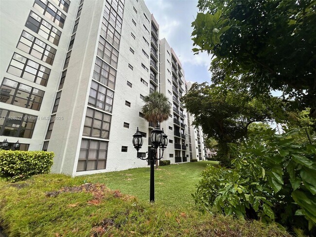 Building Photo - 17021 N Bay Rd