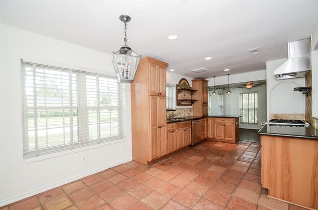 Building Photo - 13814 Lynnwood Ln