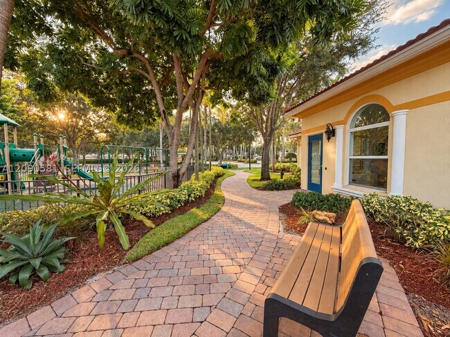 Building Photo - 2913 S Greenleaf Cir