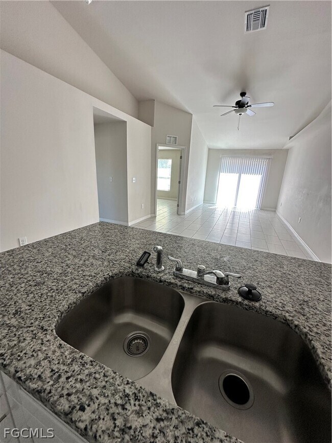 Building Photo - 604 SE 8th Terrace