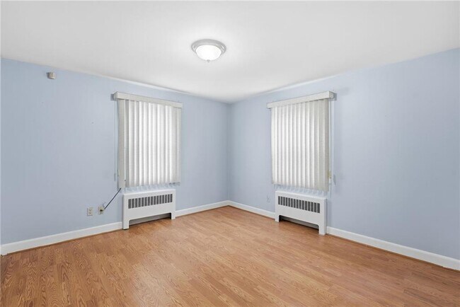 Building Photo - 5 Bradley St