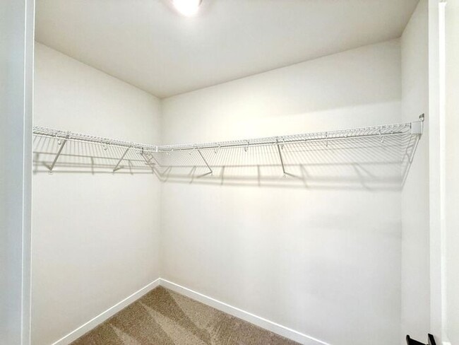 Building Photo - Charming 3-Bedroom Townhome with Modern Am...