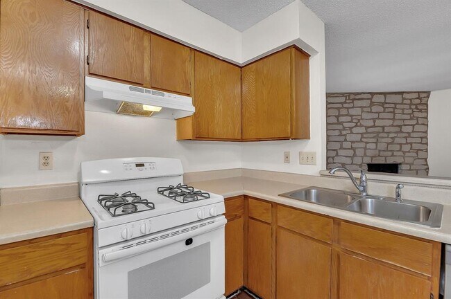 Building Photo - 500 Algerita Dr