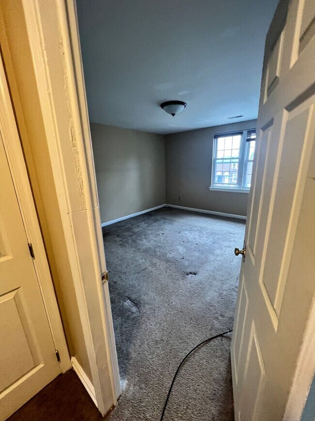 Building Photo - Classic 3 Bedroom with Washer/Dryer | Ches...