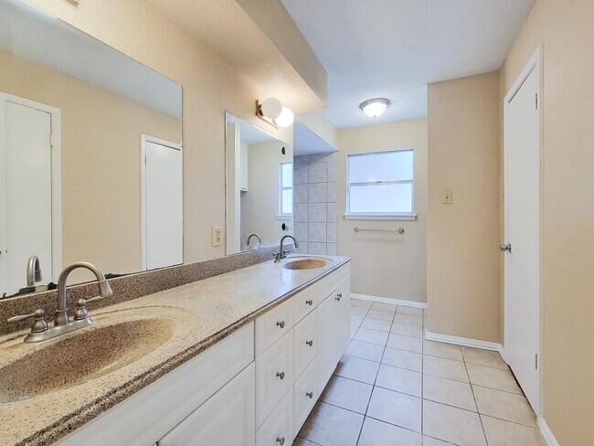 Building Photo - 2710 Quail Creek Dr