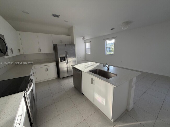 Building Photo - 2631 SE 11th St