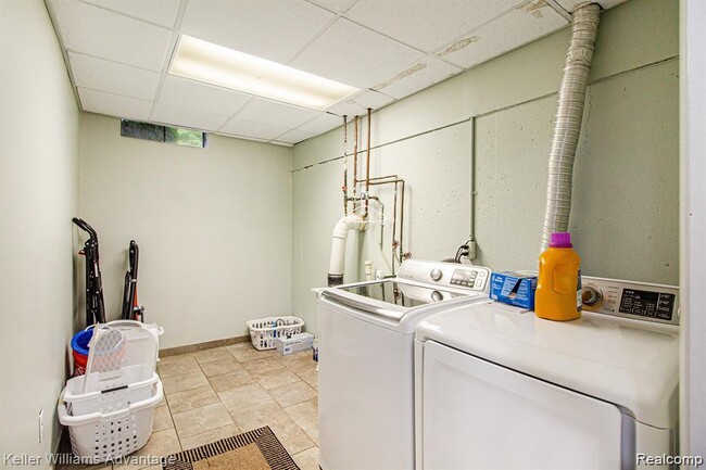 Building Photo - 130 Lakeshore Pointe Dr