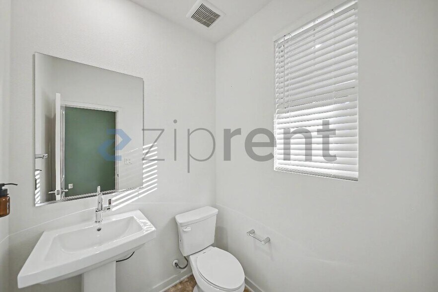 Building Photo - Unit