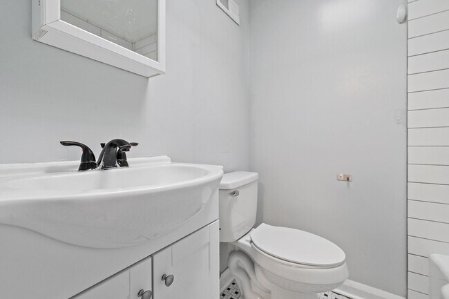 Building Photo - 885 Jaydee Ave