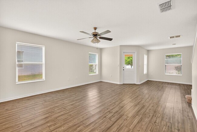 Building Photo - 3BR Townhome in Tavares with Open Floor Plan & Community Playground
