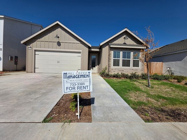 Building Photo - 3 bedroom 2 bathroom home with Solar and y...