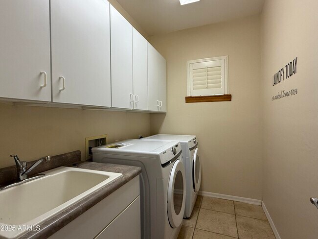 Building Photo - 642 E Torrey Pines Pl