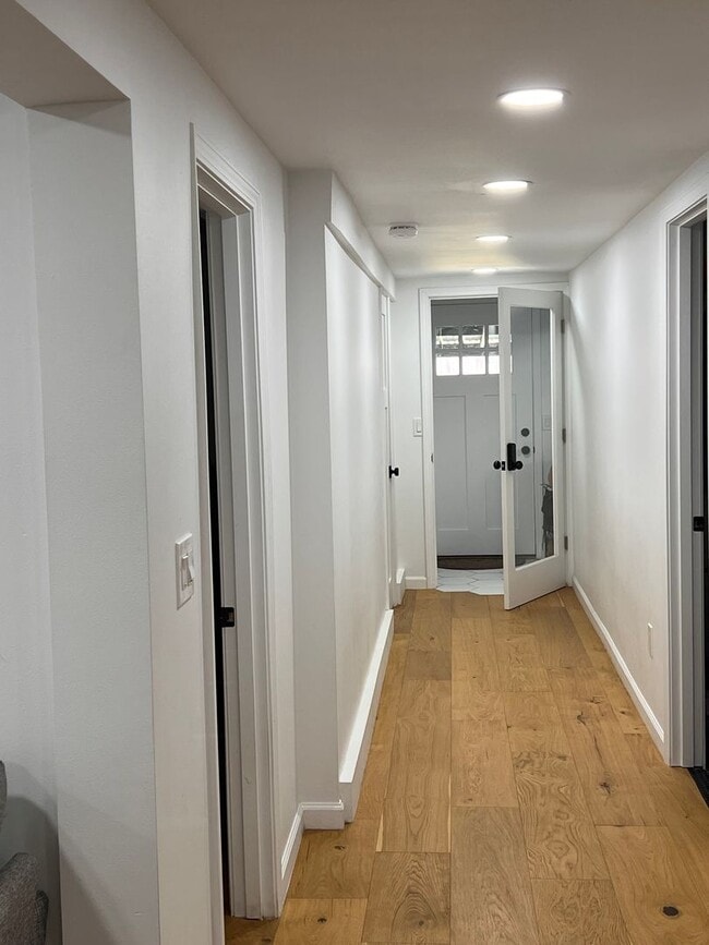 Building Photo - Mt Baker lower unit 2 bed and 1 bath next to it all!