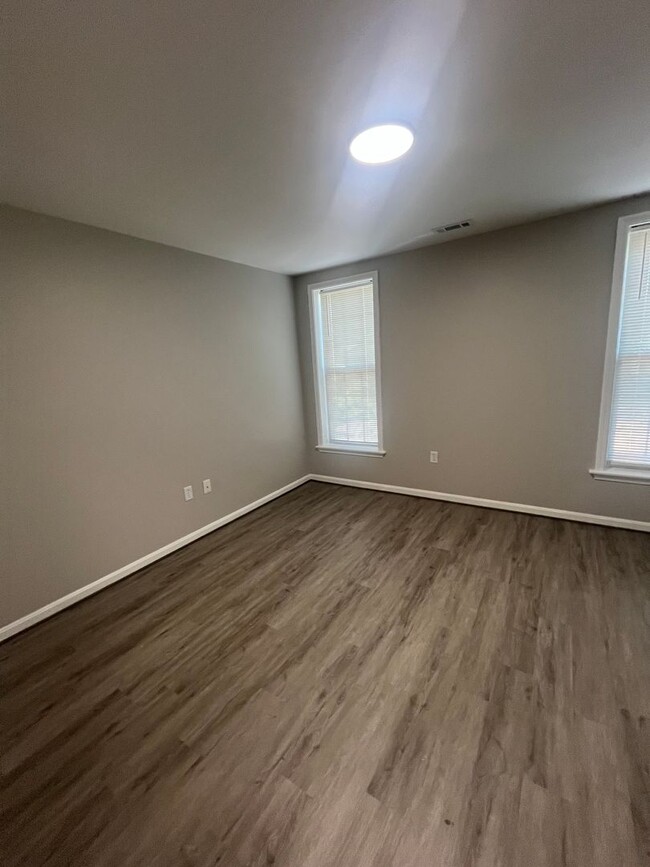 Building Photo - Gorgeous Fully Renovated 4 br/2 bath!