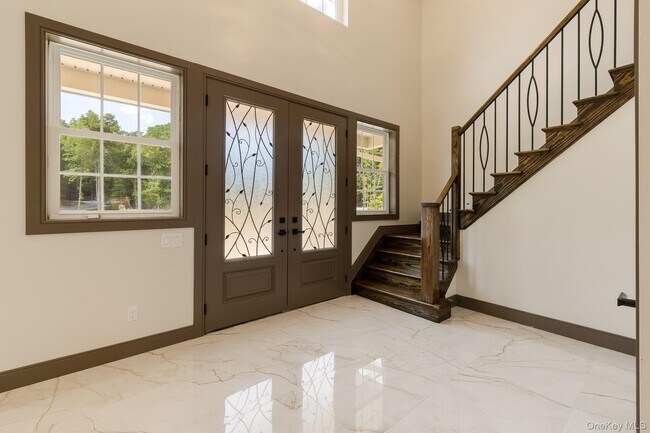 Building Photo - 2 Hallock Ct