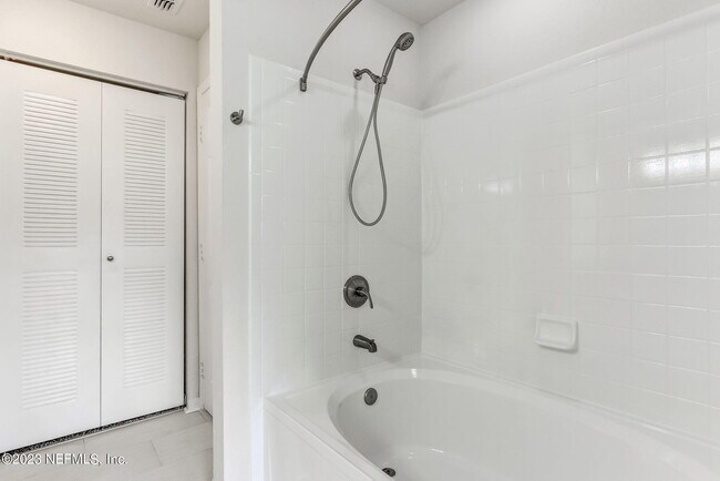 Building Photo - 13700 Richmond Park Dr N