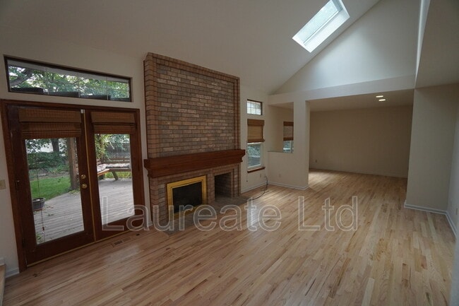 Building Photo - 1702 W Dry Creek Rd