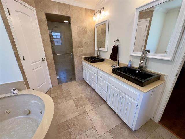 Building Photo - 2128 Aspenwood Dr N