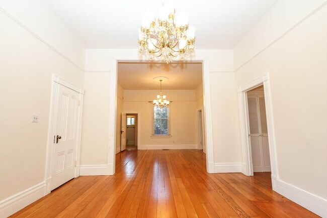 Building Photo - 703 Manzanita Ave