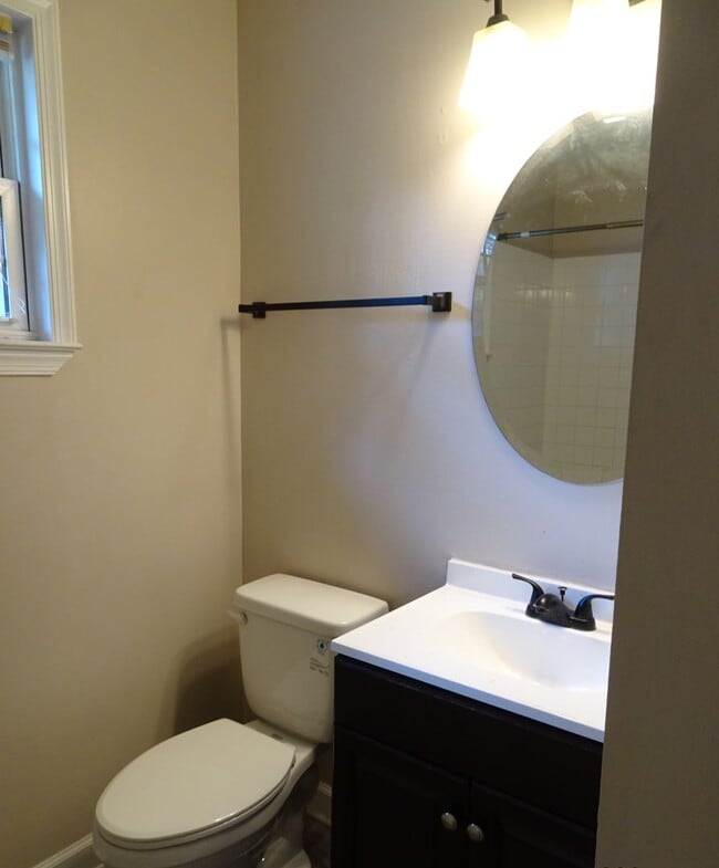 Building Photo - 3 Bedroom 1 Bath Rancher Rental in North H...