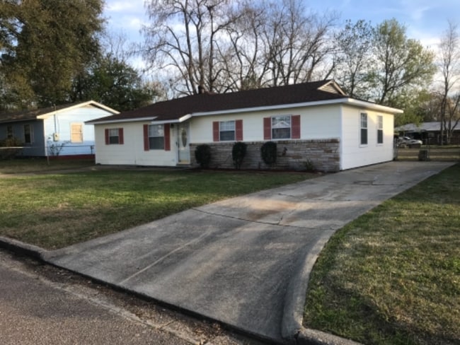 Building Photo - 204 Meadow Ln