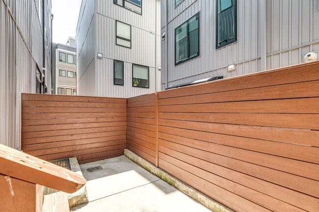 Building Photo - Northern Liberties Townhome with Parking