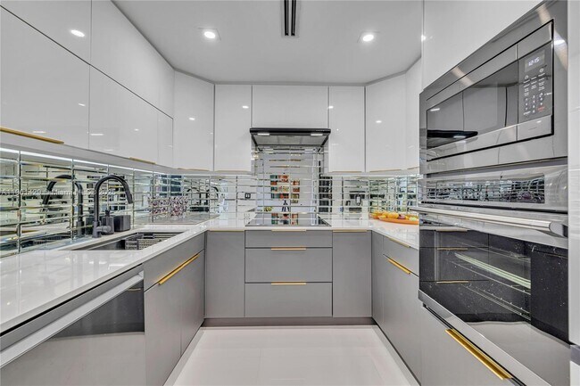 Building Photo - 5600 Collins Ave
