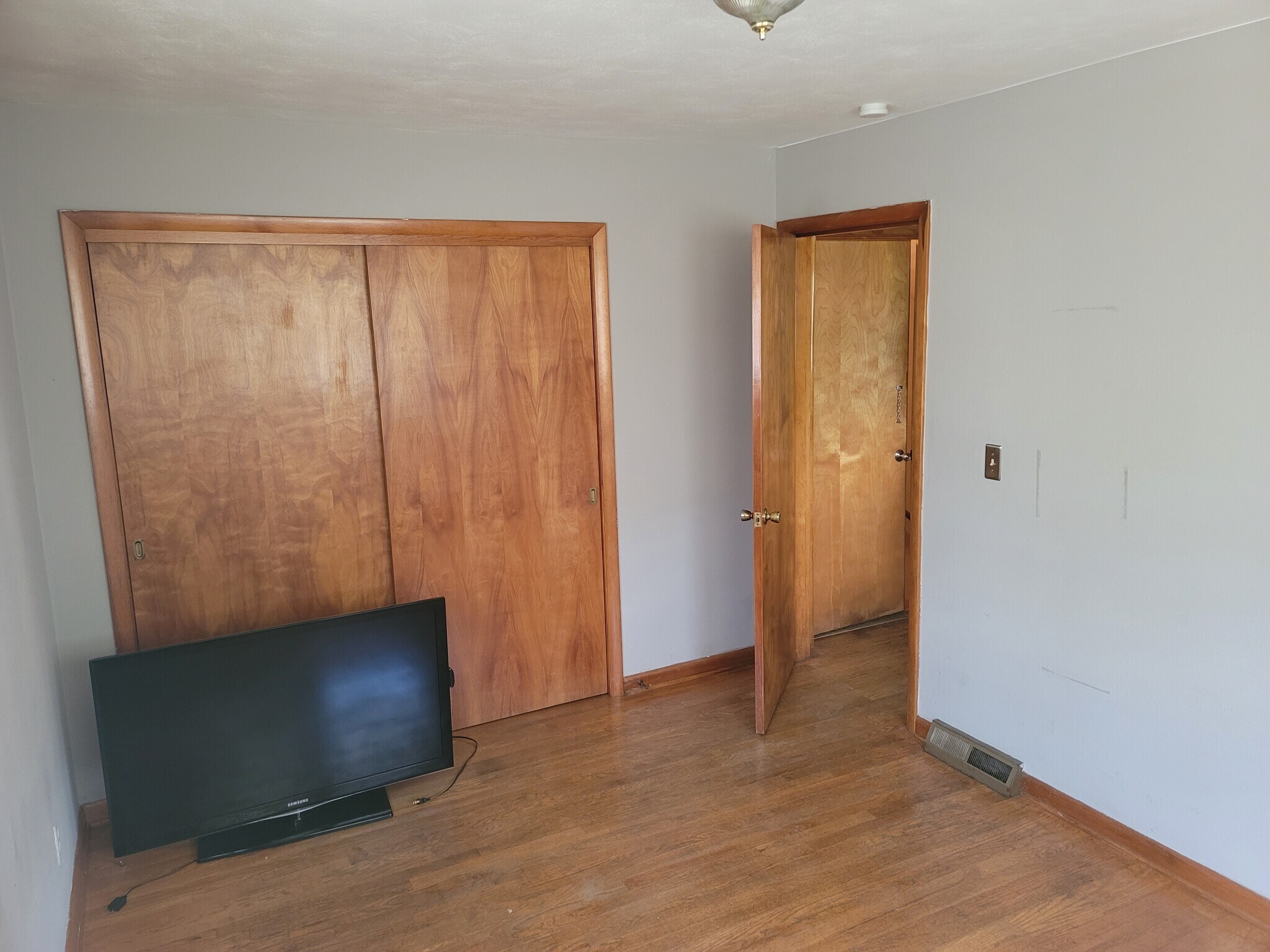 Bedroom other end - 1127 Aebersold Dr