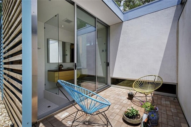 Master bath (indoor/outdoor shower) - 2300 Rundell Plz