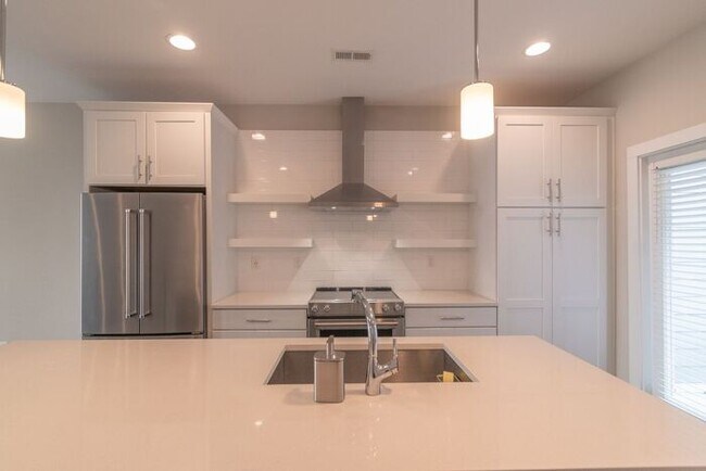 Building Photo - Beautiful Modern Townhome in South End Available 5/1!