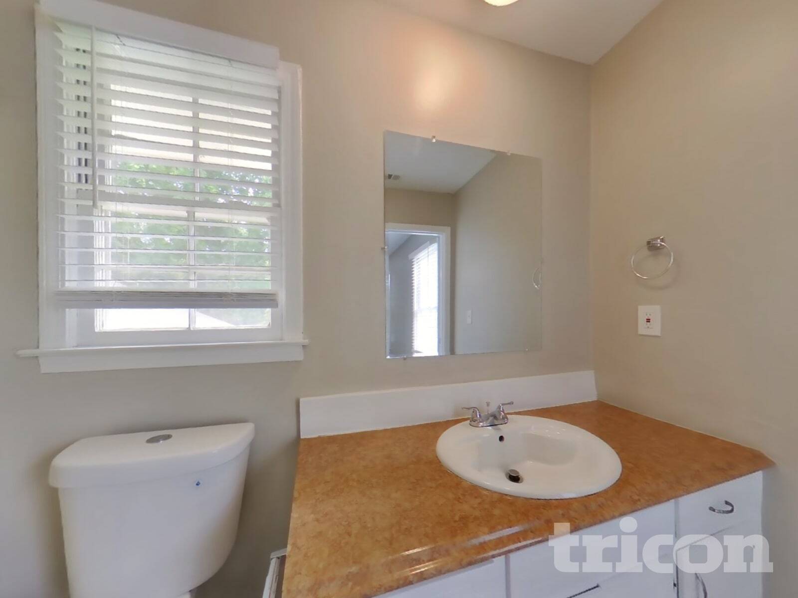 Building Photo - 2339 Country Club Dr SE