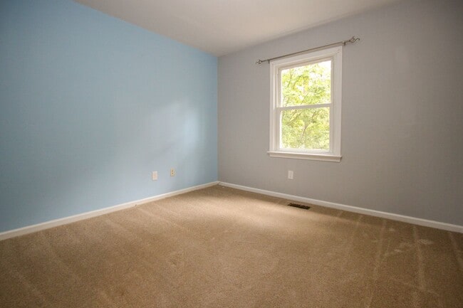 Building Photo - 130 Camelot Crescent
