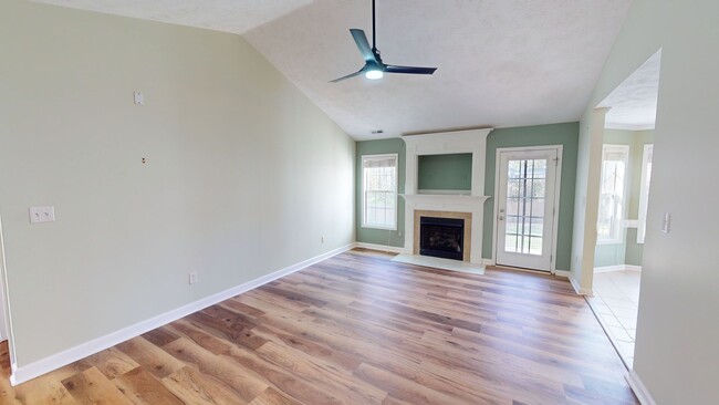 Building Photo - $300 OFF First Month's Rent! 3 Bedroom Ran...