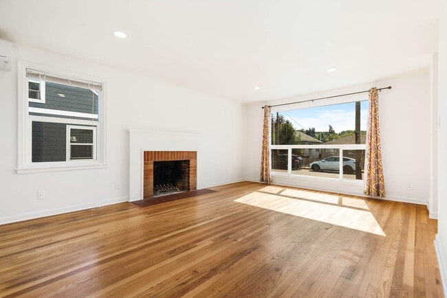 Building Photo - Bright & Spacious Remodeled Home Near Columbia City, Mt. Baker & Lake Washington