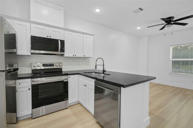 Building Photo - 8412 Sunnyhill St