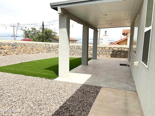 Building Photo - 8919 Eclipse St