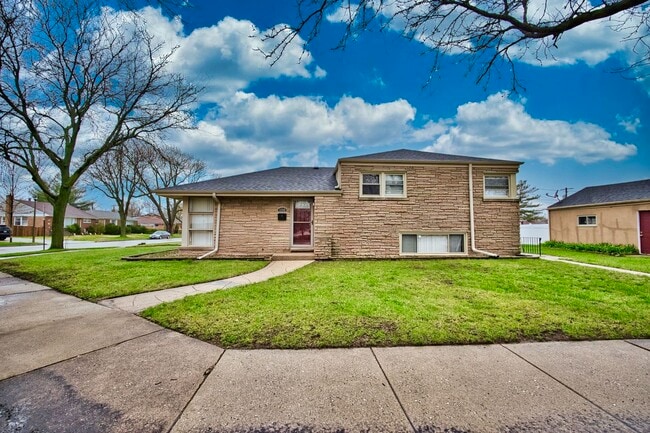 Building Photo - 5200 Madison St