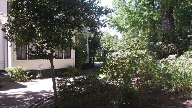 Building Photo - Beautiful Historic Home!