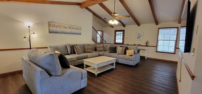 Building Photo - Gorgeous private home with lovely views!