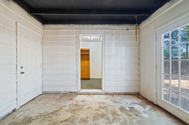 Building Photo - Vintage Home in Medical District *HALF-OFF...