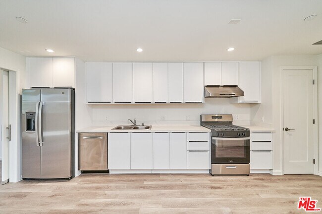 Building Photo - 951 S Wilton Pl