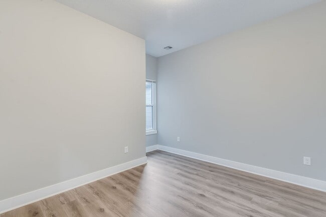 Building Photo - 4834 N Vassar Ave